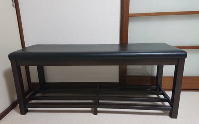 入口近くの椅子の画像