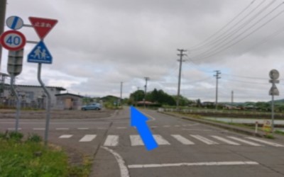 孝観堂までの道案内(止まれの標識)の画像