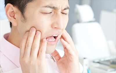 あごの痛い男性
