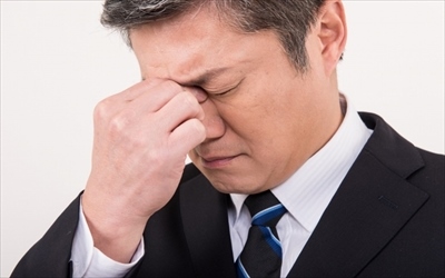 眼精疲労の男性