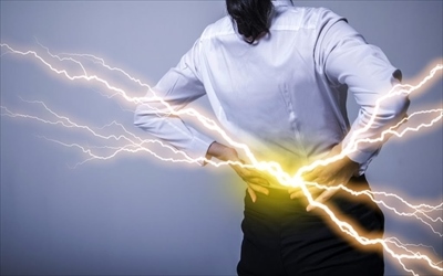 ぎっくり腰女性の画像