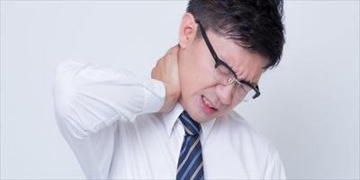 首の痛い男性