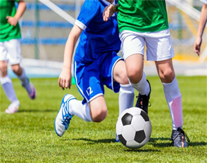 サッカーをしている少年