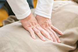 もみほぐしをしている手の画像